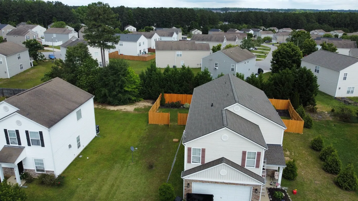 The experienced Lamar Homes roofing team on site
